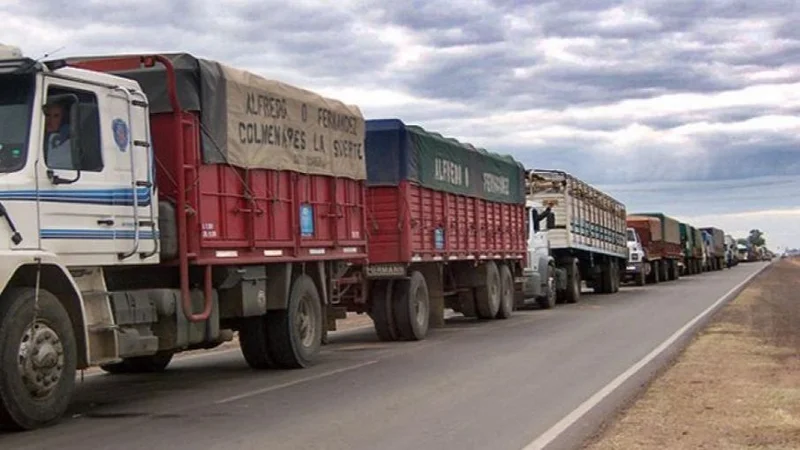 Comenzó el paro nacional de transportistas de granos 