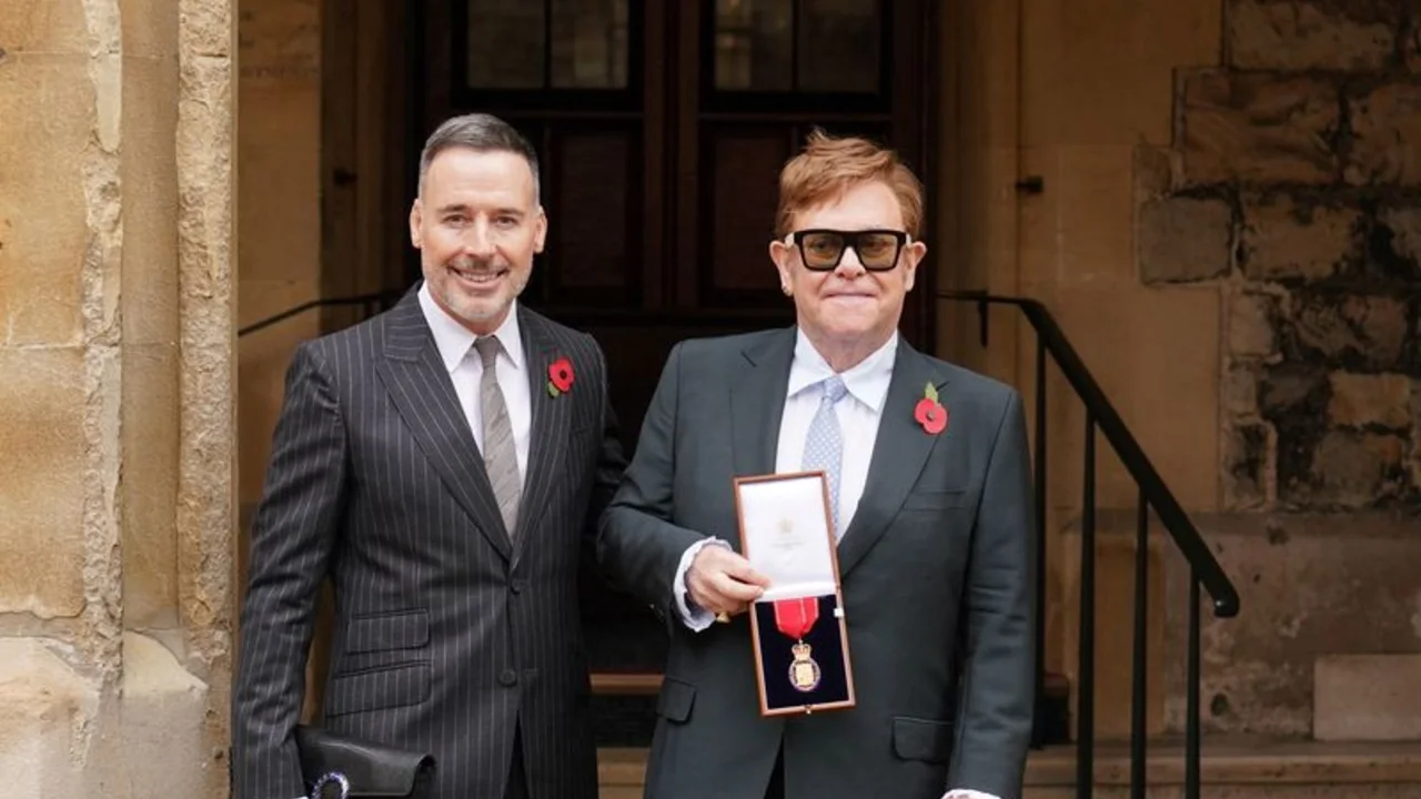 Elton John recibe distinción real de elite de manos del príncipe Carlos