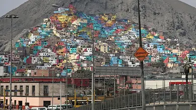 Color salpica barrio de Lima formando un enorme mural en la ciudad Color salpica barrio de Lima formando un enorme mural en la ciudad