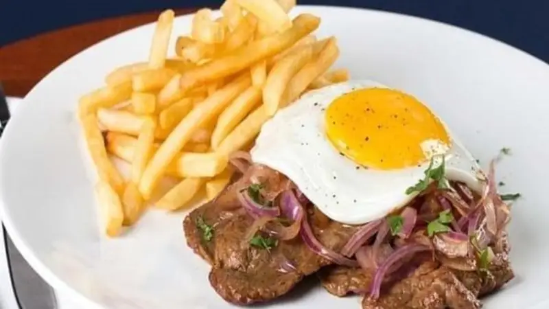 Bife a caballo con papas fritas.