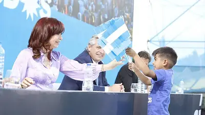 Cierre de campaña del Frente de Todos: el tierno gesto de un nene con Cristina y Alberto en pleno acto Cierre de campaña del Frente de Todos: el tierno gesto de un nene con Cristina y Alberto en pleno acto