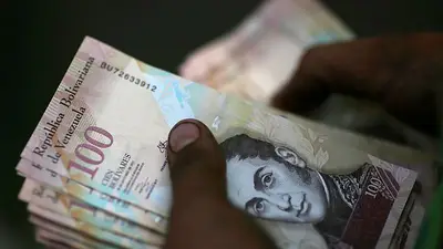 Artista venezolana le devuelve valor a viejos billetes Artista venezolana le devuelve valor a viejos billetes