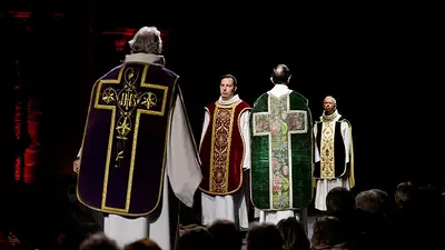 Modelos desfilan con túnicas históricas de época en catedral belga Modelos desfilan con túnicas históricas de época en catedral belga