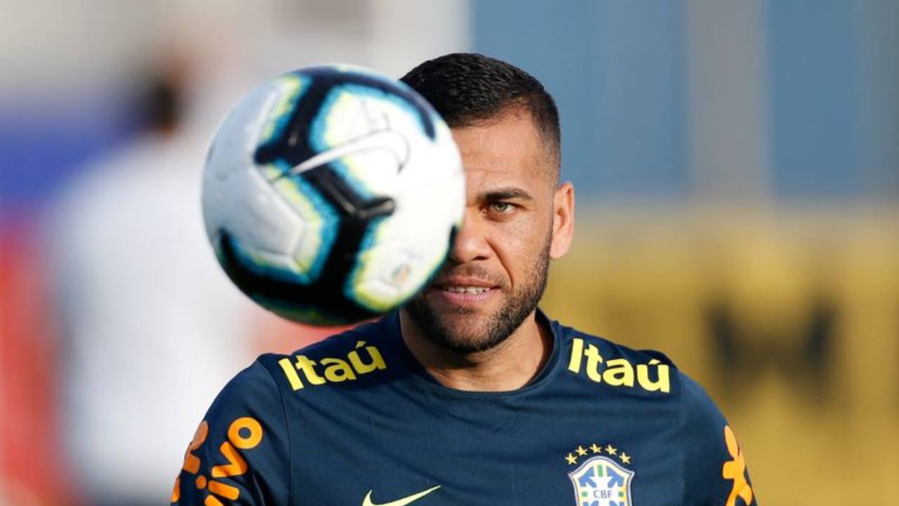 Dani Alves vuelve al Barcelona por el resto de la temporada