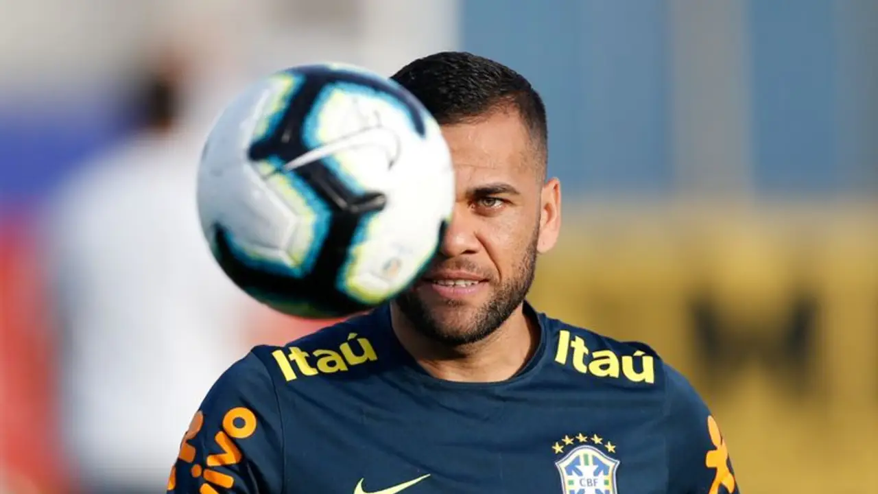 Dani Alves vuelve al Barcelona por el resto de la temporada