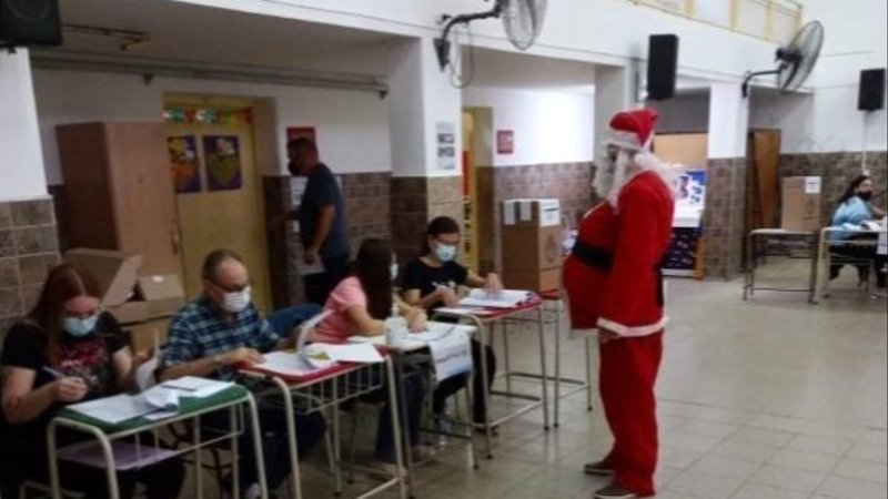 Elecciones 2021: Papa Noel fue a votar y Gendarmería le hizo sacar el disfraz