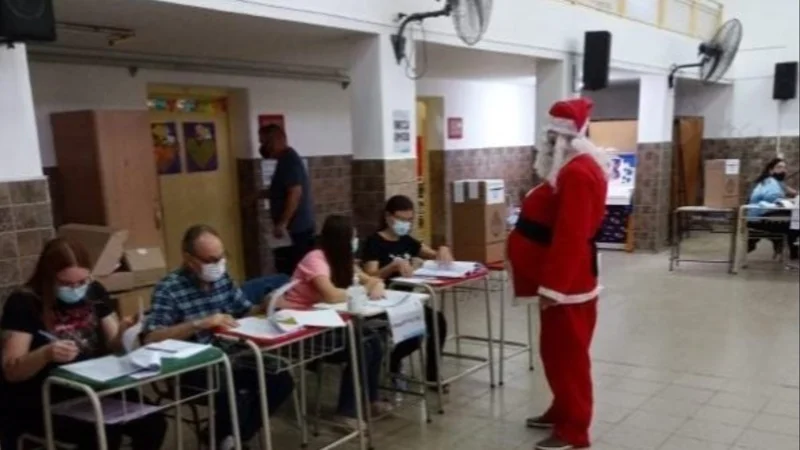 Elecciones 2021: Papa Noel fue a votar y Gendarmería le hizo sacar el disfraz