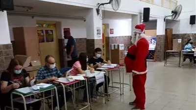 Elecciones 2021: Papa Noel fue a votar y Gendarmería le hizo sacar el disfraz Elecciones 2021: Papa Noel fue a votar y Gendarmería le hizo sacar el disfraz