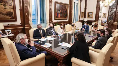 Alberto Fernández se reunió con la comisión que se encarga de los proyectos de producción de vacunas Alberto Fernández se reunió con la comisión que se encarga de los proyectos de producción de vacunas