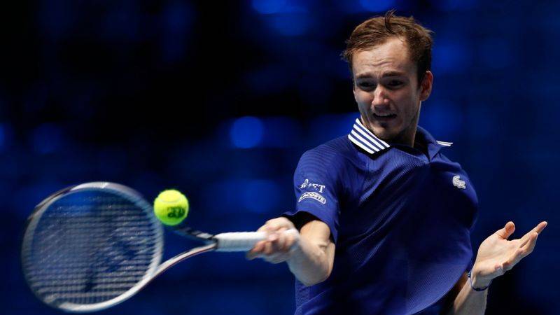 Medvedev se acerca a semifinales del ATP Finals con victoria sobre Zverev