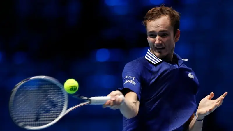Medvedev se acerca a semifinales del ATP Finals con victoria sobre Zverev
