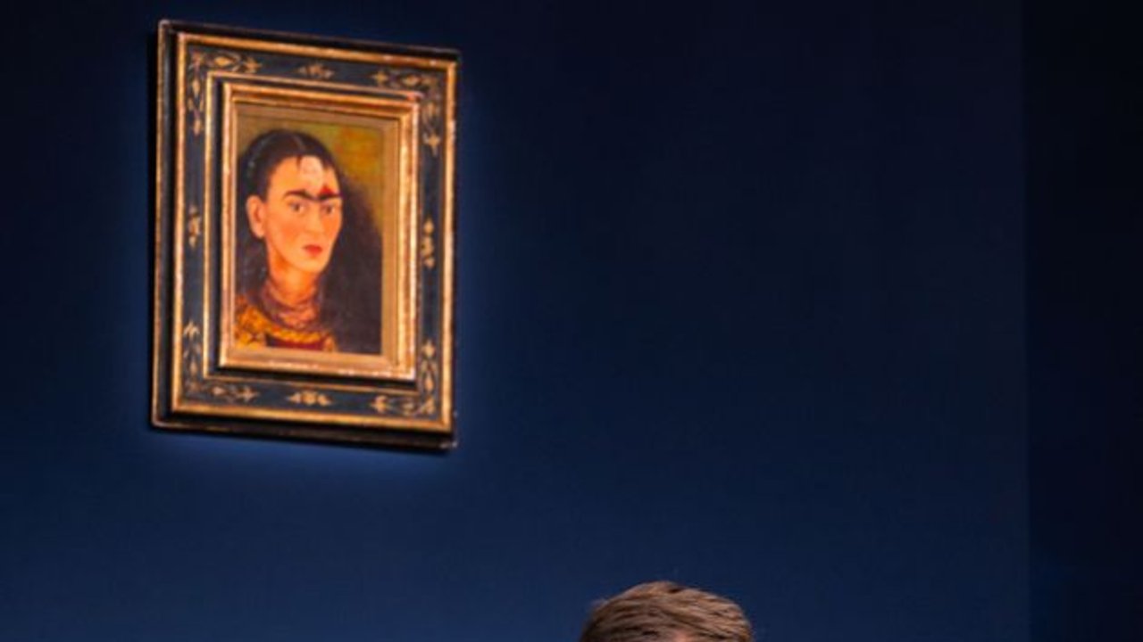 Autorretrato de Frida Kahlo establece récord en subasta de pintura latinoamericana