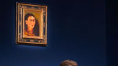 Autorretrato de Frida Kahlo establece récord en subasta de pintura latinoamericana Autorretrato de Frida Kahlo establece récord en subasta de pintura latinoamericana