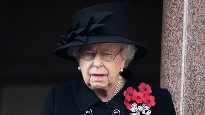 Una sonriente reina Isabel celebra su primer compromiso presencial desde su paso por el hospital Una sonriente reina Isabel celebra su primer compromiso presencial desde su paso por el hospital