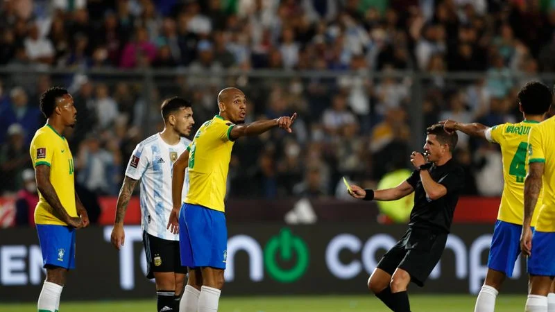 Conmebol suspende a un árbitro chileno y dos uruguayos por errores en partidos de eliminatoria
