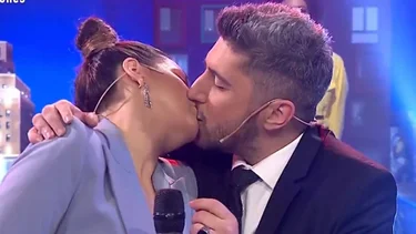 Natalie Pérez y Jey Mammón sorprendieron a todos con un fogoso beso