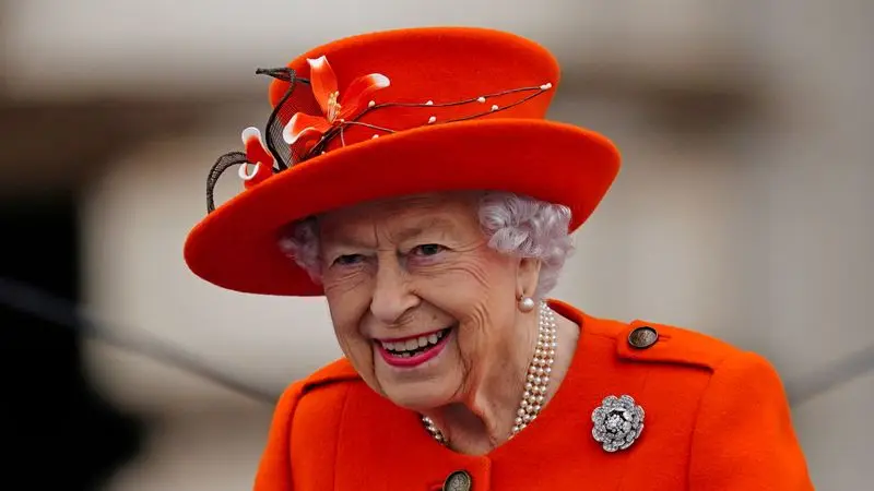 La reina Isabel asiste a bautizos de bisnietos, según agencia PA
