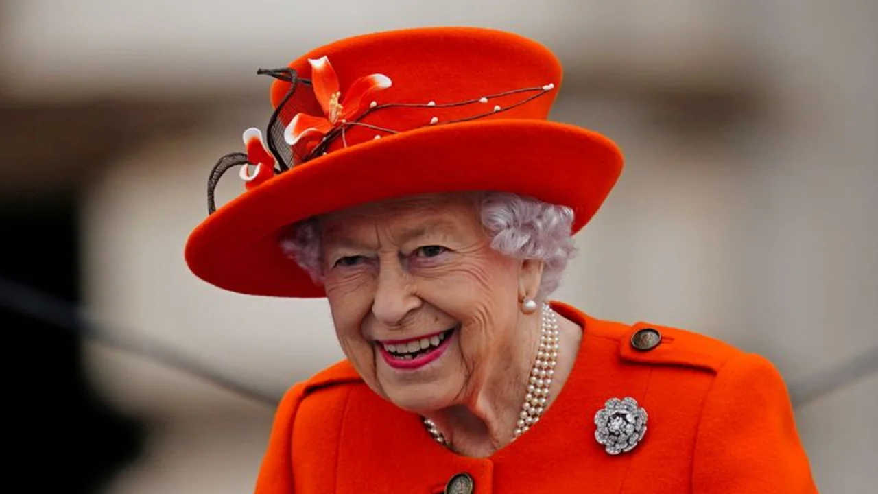 La reina Isabel asiste a bautizos de bisnietos, según agencia PA