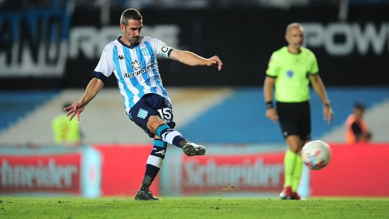 Video: el insólito penal que Lisandro López erró  en otra derrota de Racing
