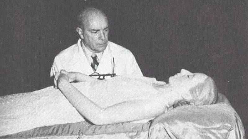 Pedro Ara, el médico que embalsamó el cuerpo de Eva Perón.