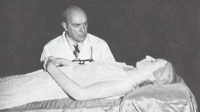 Pedro Ara, el médico que embalsamó el cuerpo de Eva Perón.