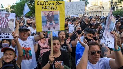 Crimen de Lucas: familiares y amigos de Lucas reclamaron justicia ante los tribunales porteños Crimen de Lucas: familiares y amigos de Lucas reclamaron justicia ante los tribunales porteños