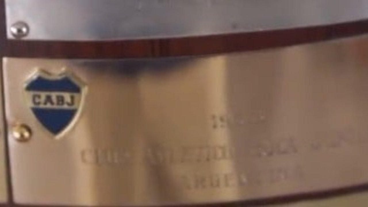Presentaron la Copa Libertadores restaurada con chapas de oro de Boca