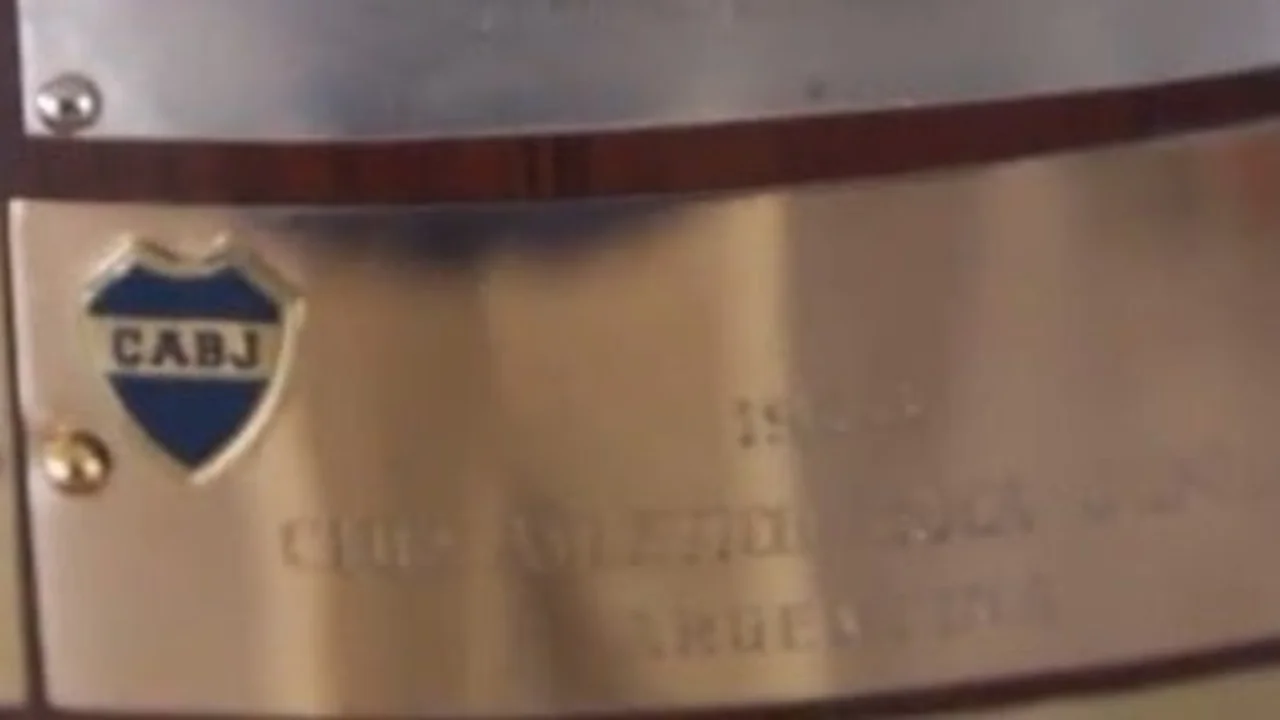 Presentaron la Copa Libertadores restaurada con chapas de oro de Boca