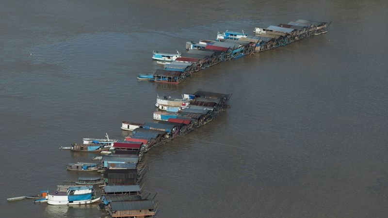 La fiebre del oro atrae a cientos de balsas de dragado a un afluente del Amazonas