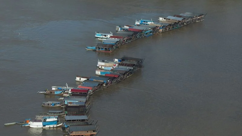 La fiebre del oro atrae a cientos de balsas de dragado a un afluente del Amazonas