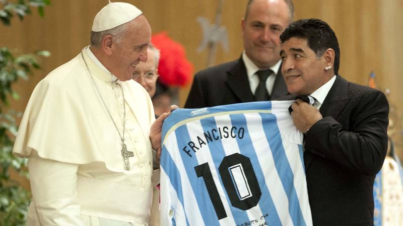 El papa Francisco recordó a Maradona junto a exjugadores del Napoli