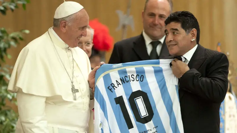 El papa Francisco recordó a Maradona junto a exjugadores del Napoli