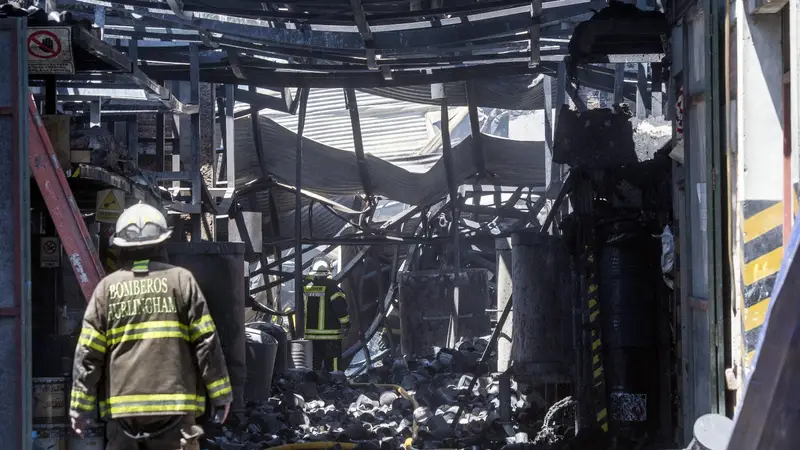 Se incendió una fábrica de pinturas de Hurlingham: hay un bombero herido