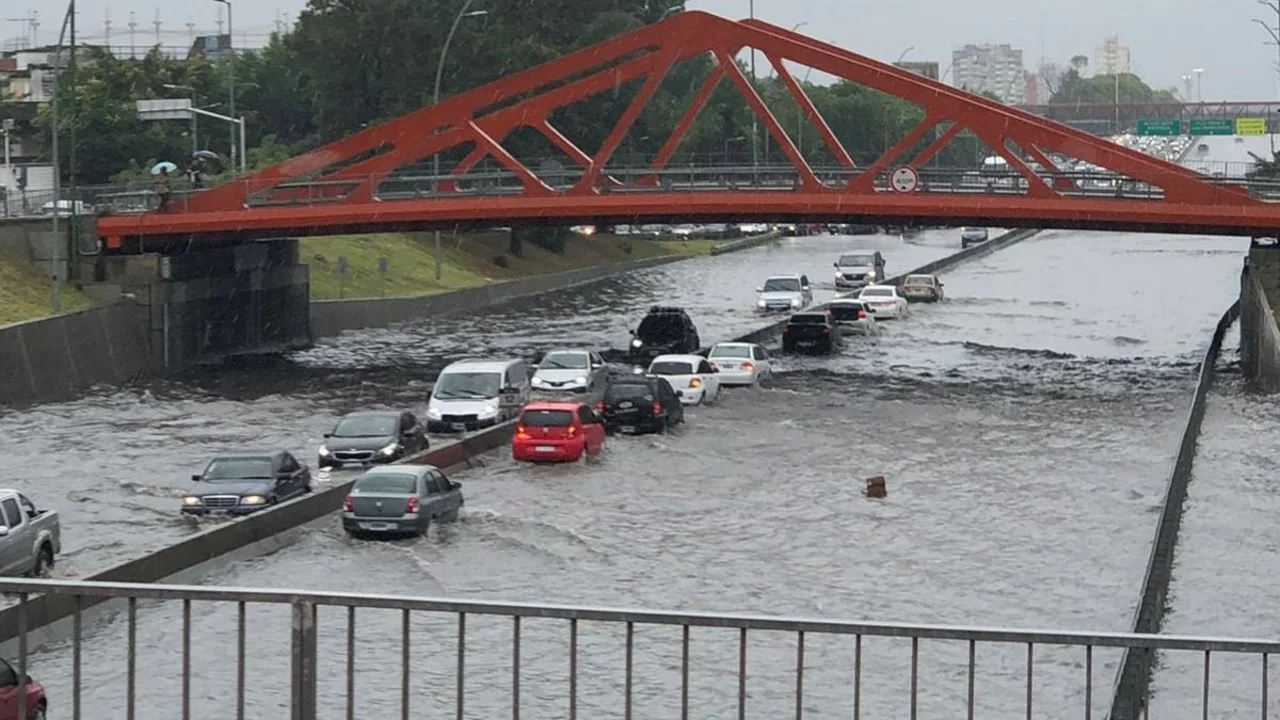 Por la lluvia, CABA volvió a colapsar: inundaciones y caos de tránsito
