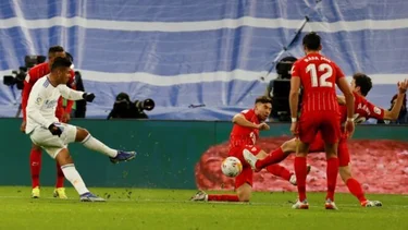 Real Madrid - Sevilla: El picante cruce de Gonzalo Montiel y Casemiro