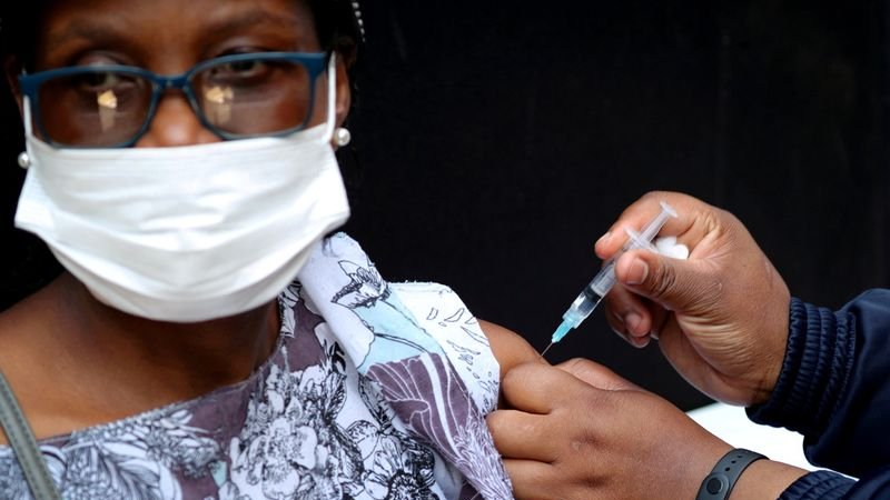 Las vacunas contra el coronavirus protegen contra la variante Ómicron, según los expertos