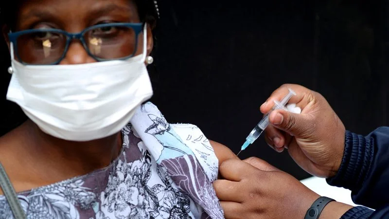 Las vacunas contra el coronavirus protegen contra la variante Ómicron, según los expertos