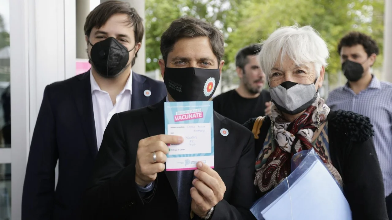 Verano 2022: Kicillof planea salir a vacunar "playa por playa" 
