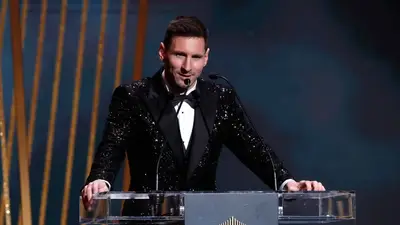 Messi extiende su récord y gana el Balón de Oro por séptima vez Messi extiende su récord y gana el Balón de Oro por séptima vez