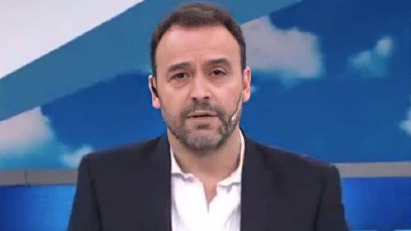 Adrián Pallares Intrusos