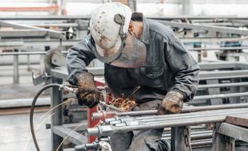 Durante la era Milei, el producto manufacturero per cápita cayó un 10 % | Fuga de capitales