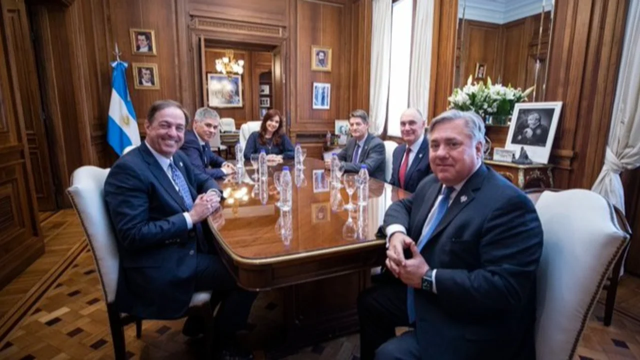 En la previa de su reaparición pública, Cristina Kirchner se reunió con el presidente de YPF