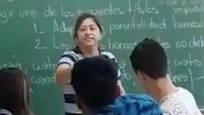 Así fue el momento en el que una mujer atacó a un joven que le hacía bullying a su hijo Así fue el momento en el que una mujer atacó a un joven que le hacía bullying a su hijo