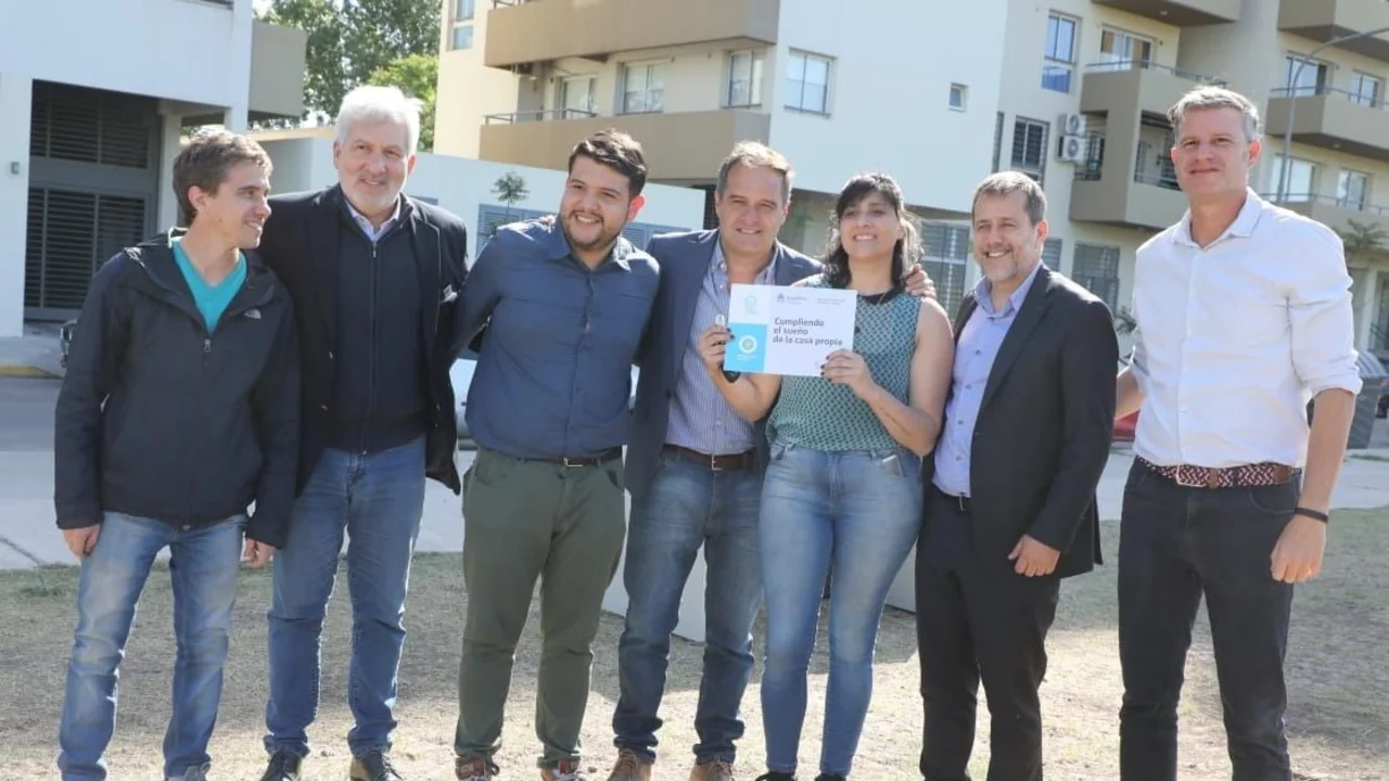 Procrear II: Santiago Maggiotti entregó viviendas en Estación Sáenz y Estación Buenos Aires