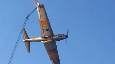 Un avión chocó con una antena mientras hacía acrobacias en un festival Un avión chocó con una antena mientras hacía acrobacias en un festival