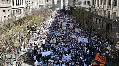 Masiva marcha de médicos residentes en CABA en reclamo de mejoras laborales Masiva marcha de médicos residentes en CABA en reclamo de mejoras laborales