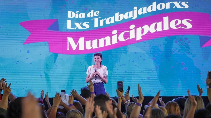 En el día de los municipales, Mayra Mendoza anunció aumentos para los trabajadores y un bono