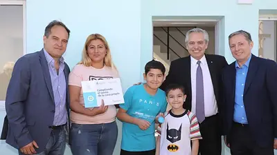 Fernandez, Maggiotti y Gray entregaron viviendas a familias que serán relocalizadas de la cuenca Matanza-Riachuelo Fernandez, Maggiotti y Gray entregaron viviendas a familias que serán relocalizadas de la cuenca Matanza-Riachuelo