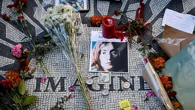 La guitarra destrozada de Kurt Cobain y las gafas de Lennon salen a subasta La guitarra destrozada de Kurt Cobain y las gafas de Lennon salen a subasta