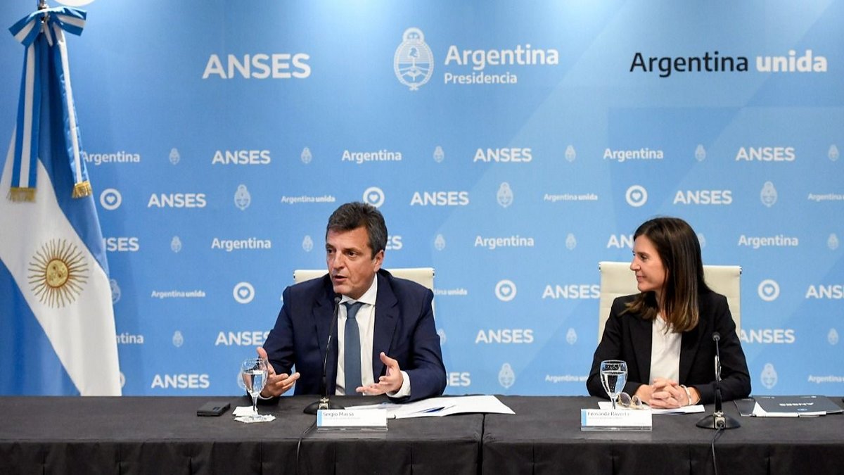 El Gobierno anunció un 15.6% de aumento para jubilados y un bono de ...